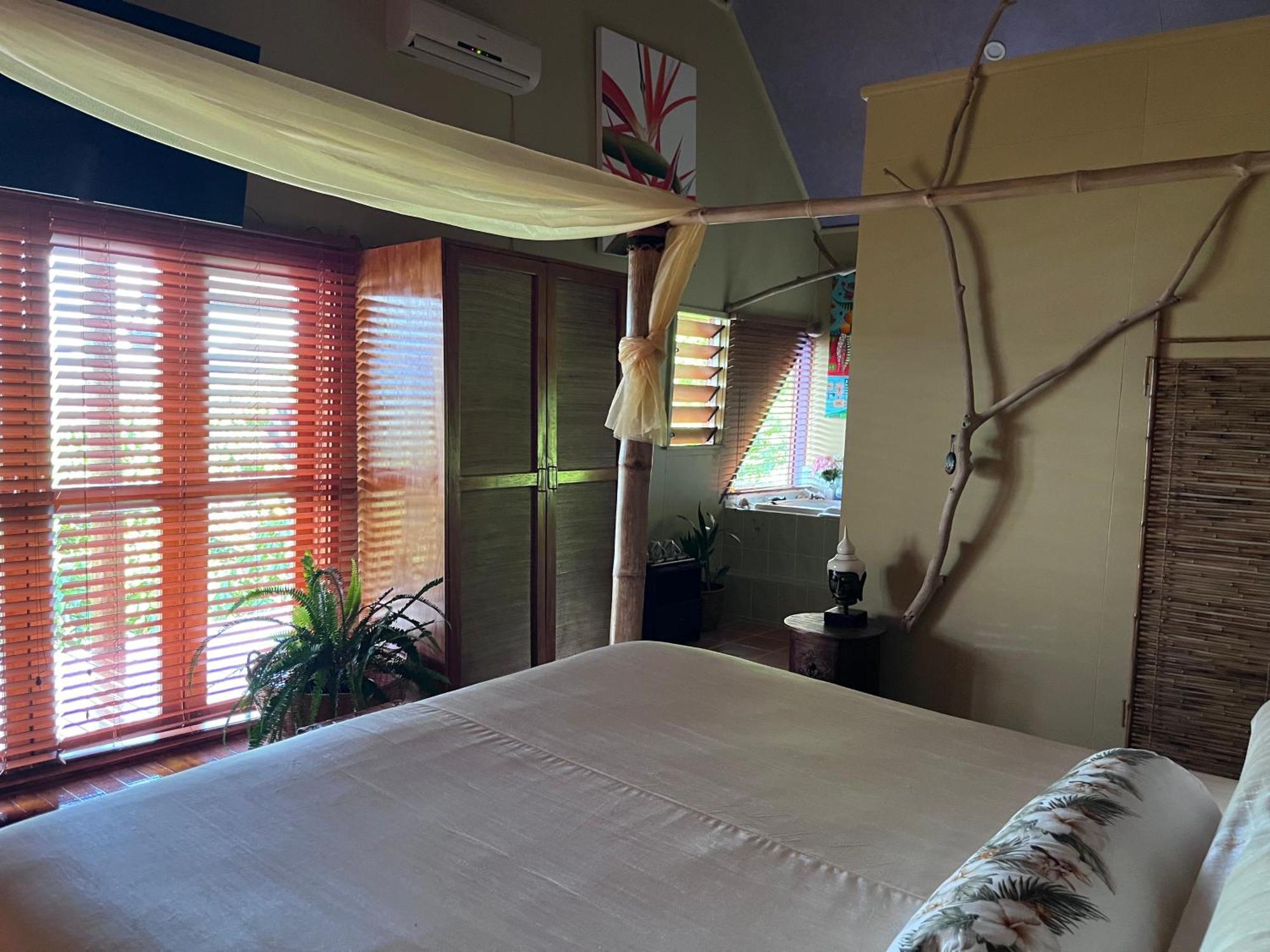 Naveria Heights Lodge Savusavu Exteriör bild